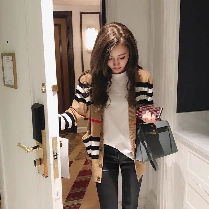 Cappotto maglione sottile con scollo a V. Camicetta da donna abbinata a colori larghi